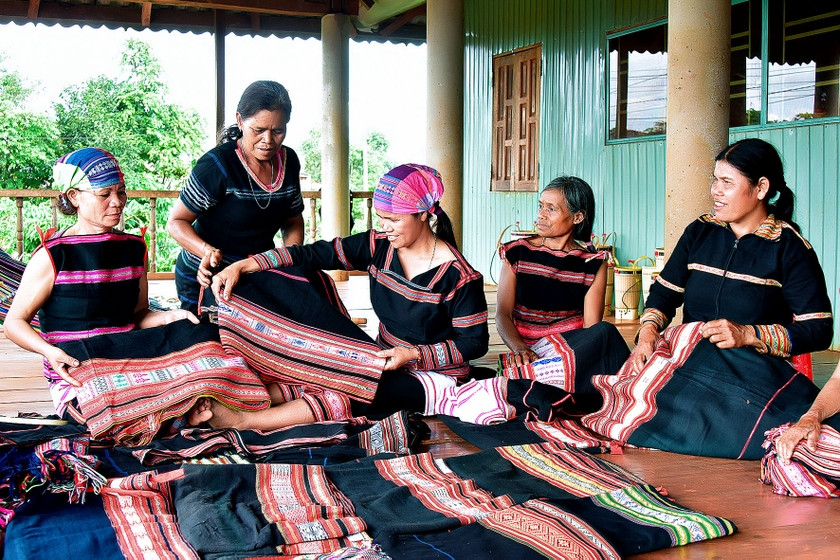Các nghệ nhân Ia Mơ Nông bên sản phẩm dệt của mình. Ảnh: Đức Thụy