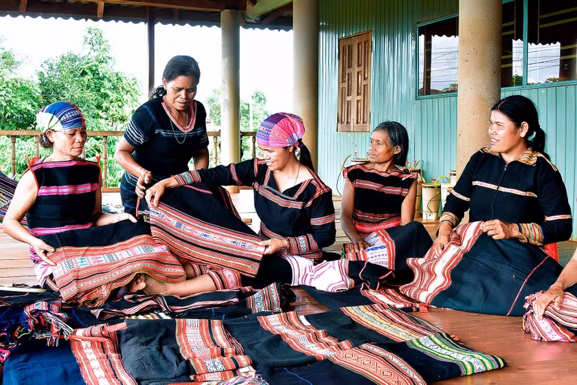 Các nghệ nhân Ia Mơ Nông bên sản phẩm dệt của mình. Ảnh: Đức Thụy