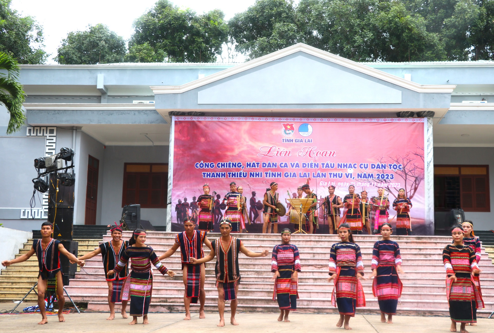 Thành viên đội thi thị xã An Khê múa phụ họa cho nội dung diễn tấu nhạc cụ dân tộc. Ảnh: Ngọc Minh