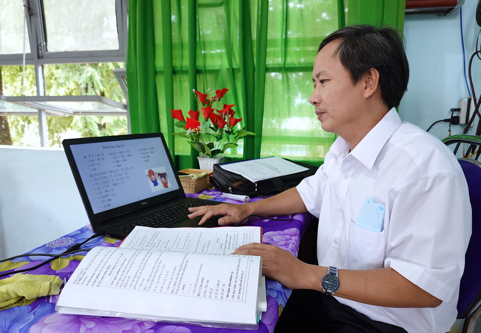 Thầy Ngô Quý Khoa-giáo viên Trường THCS Chu Văn An (huyện Chư Sê) ứng dụng CNTT để xây dựng bài giảng điện tử. Ảnh : Mộc Trà