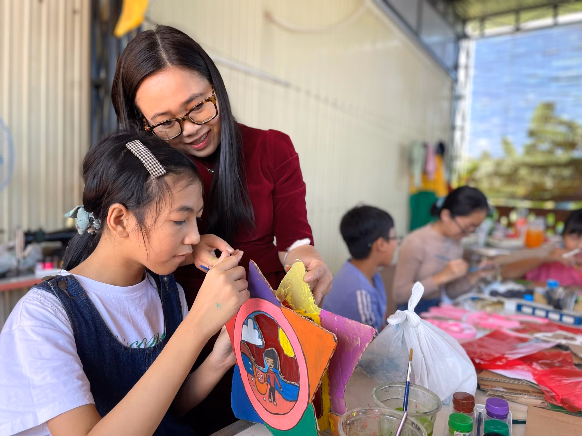Nữ họa sĩ Nguyễn Nguyên Bút và học trò. Ảnh: Phương Duyên