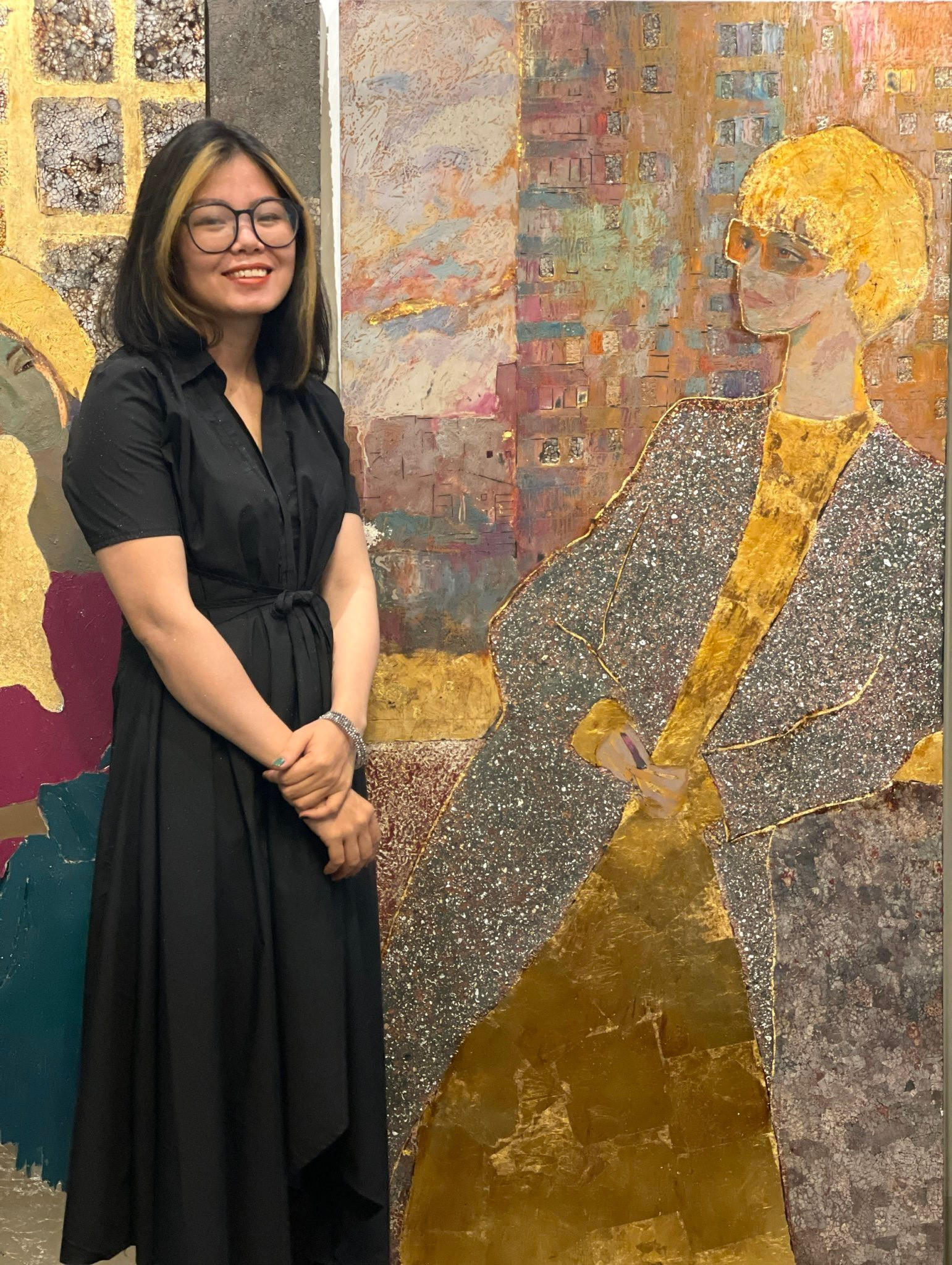 Nữ họa sĩ Mai Thị Kim Uyên bên một tác phẩm. Ảnh: Phương Duyên