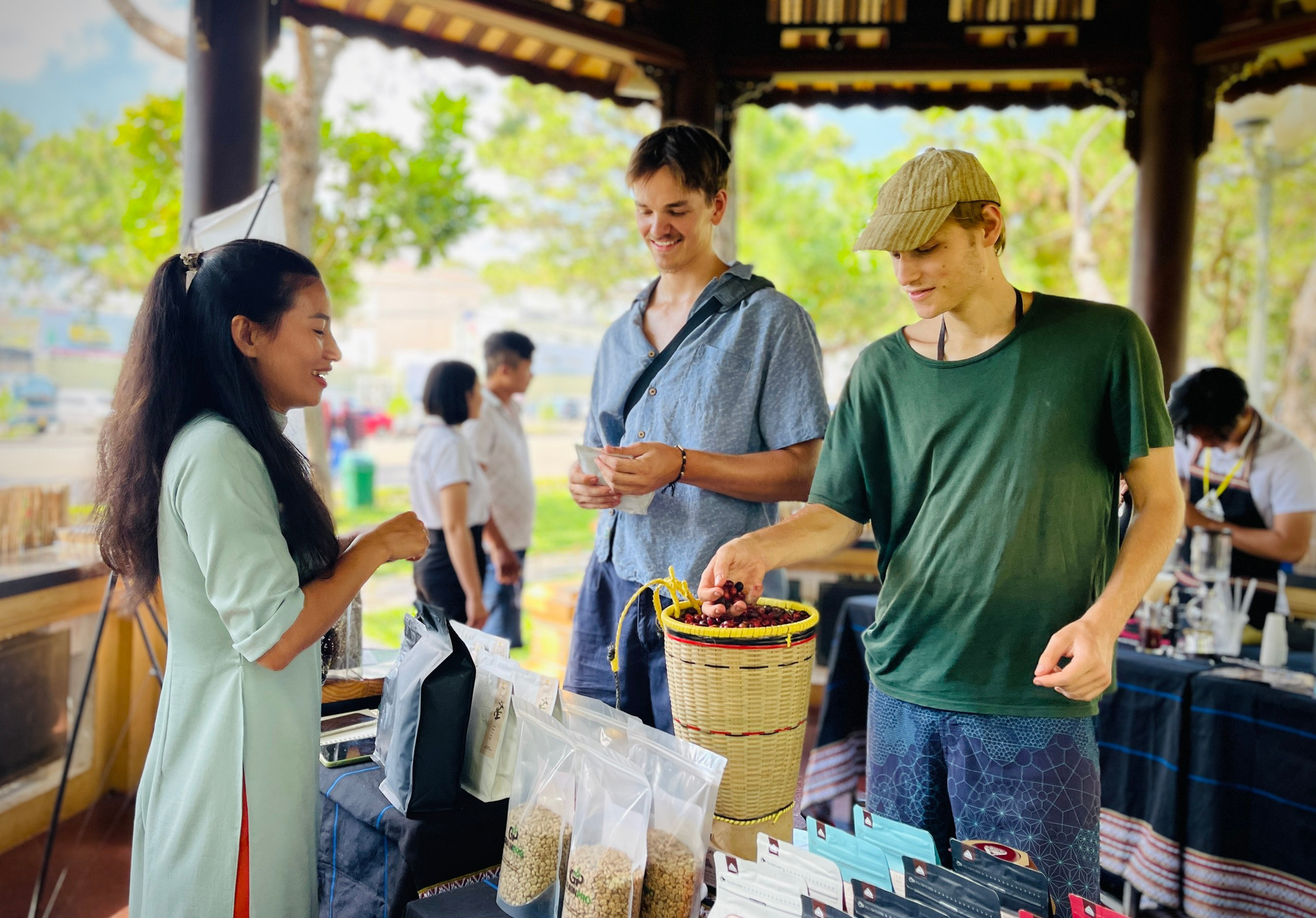 Du khách nước ngoài hứng thú với việc tìm hiểu về hành trình “From farm to cup”. Ảnh: Trần Dung