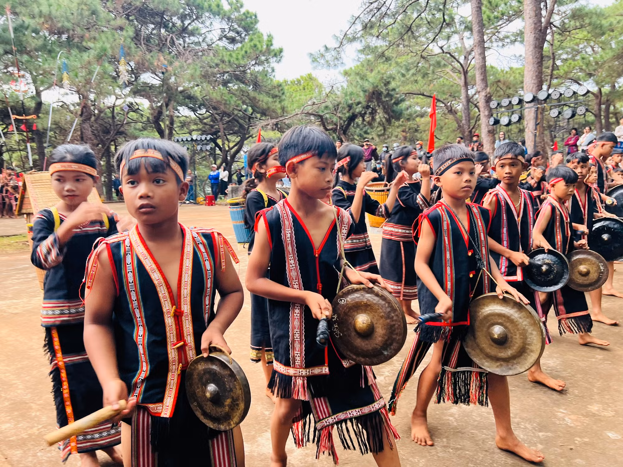 Đội cồng chiêng "nhí" tự tin trình diễn cồng chiêng. Ảnh: Phan Lài