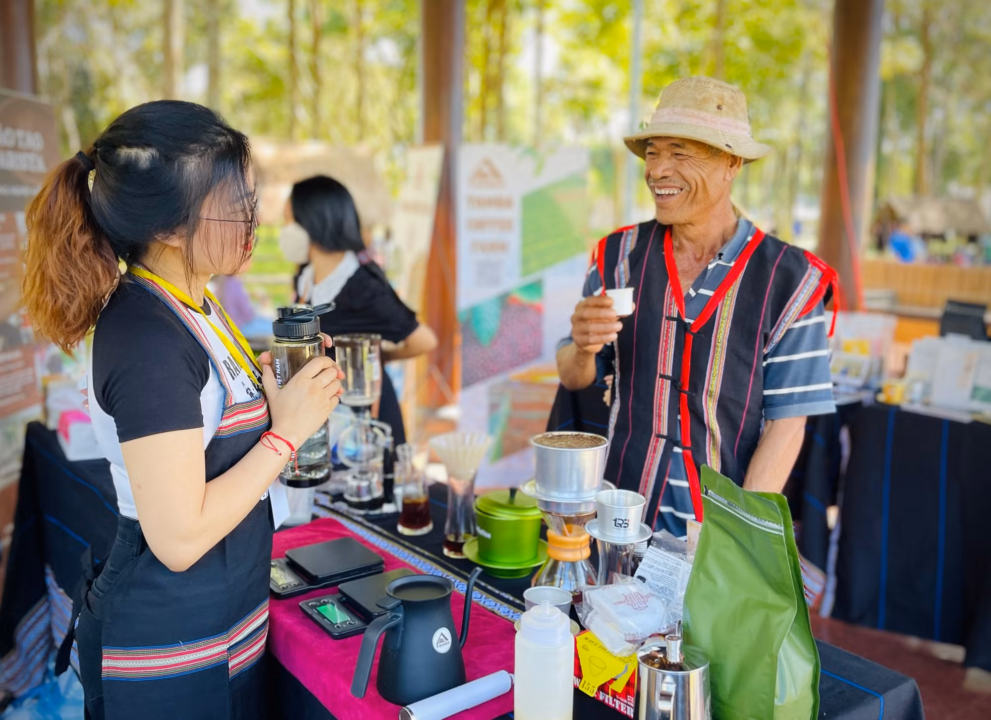 Hoạt động trải nghiệm cà phê thu hút đông đảo người dân. Ảnh: Trần Dung