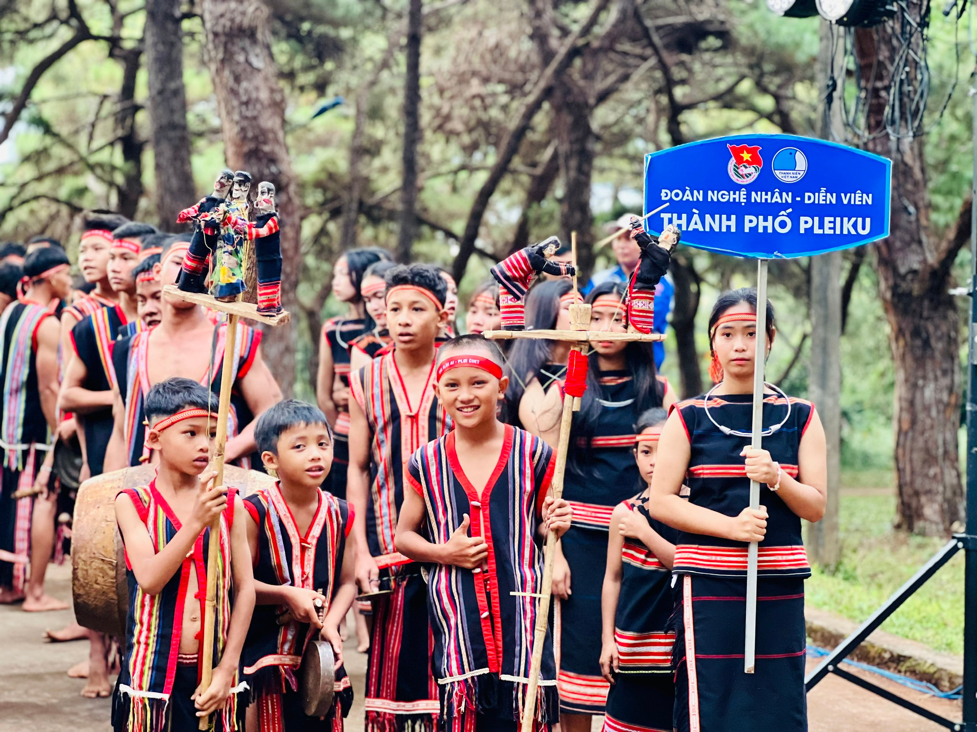 Đội thi TP. Pleiku tham gia liên hoan với 32 thành viên. Ảnh: Phan Lài