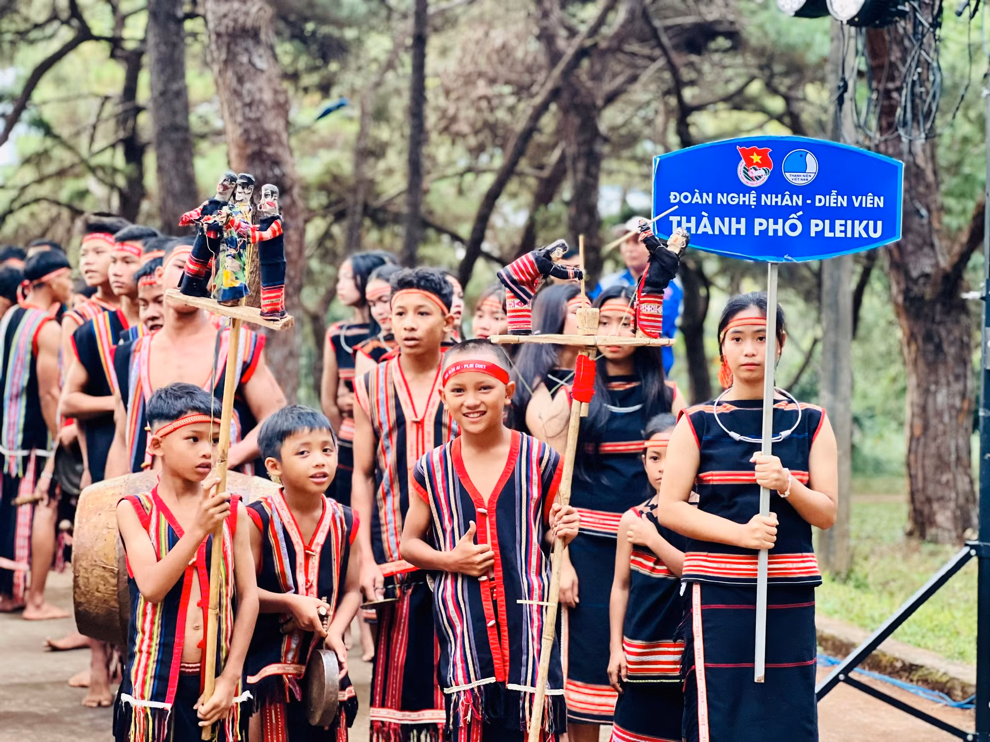 Đội thi TP. Pleiku tham gia liên hoan với 32 thành viên. Ảnh: Phan Lài