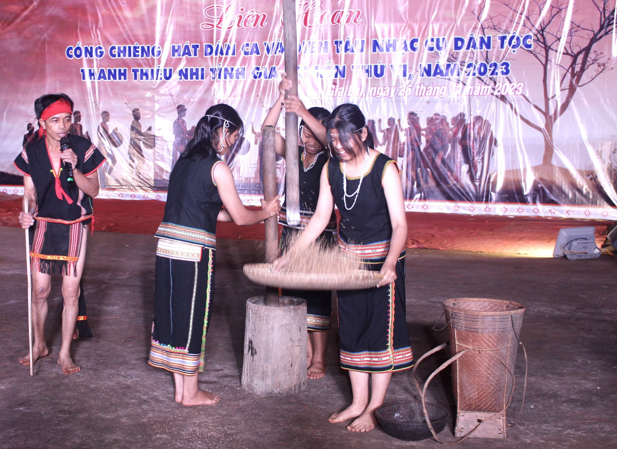 Đội thi huyện Chư Păh tái hiện niềm vui được mùa qua hình ảnh giã gạo. Ảnh: Phan Lài