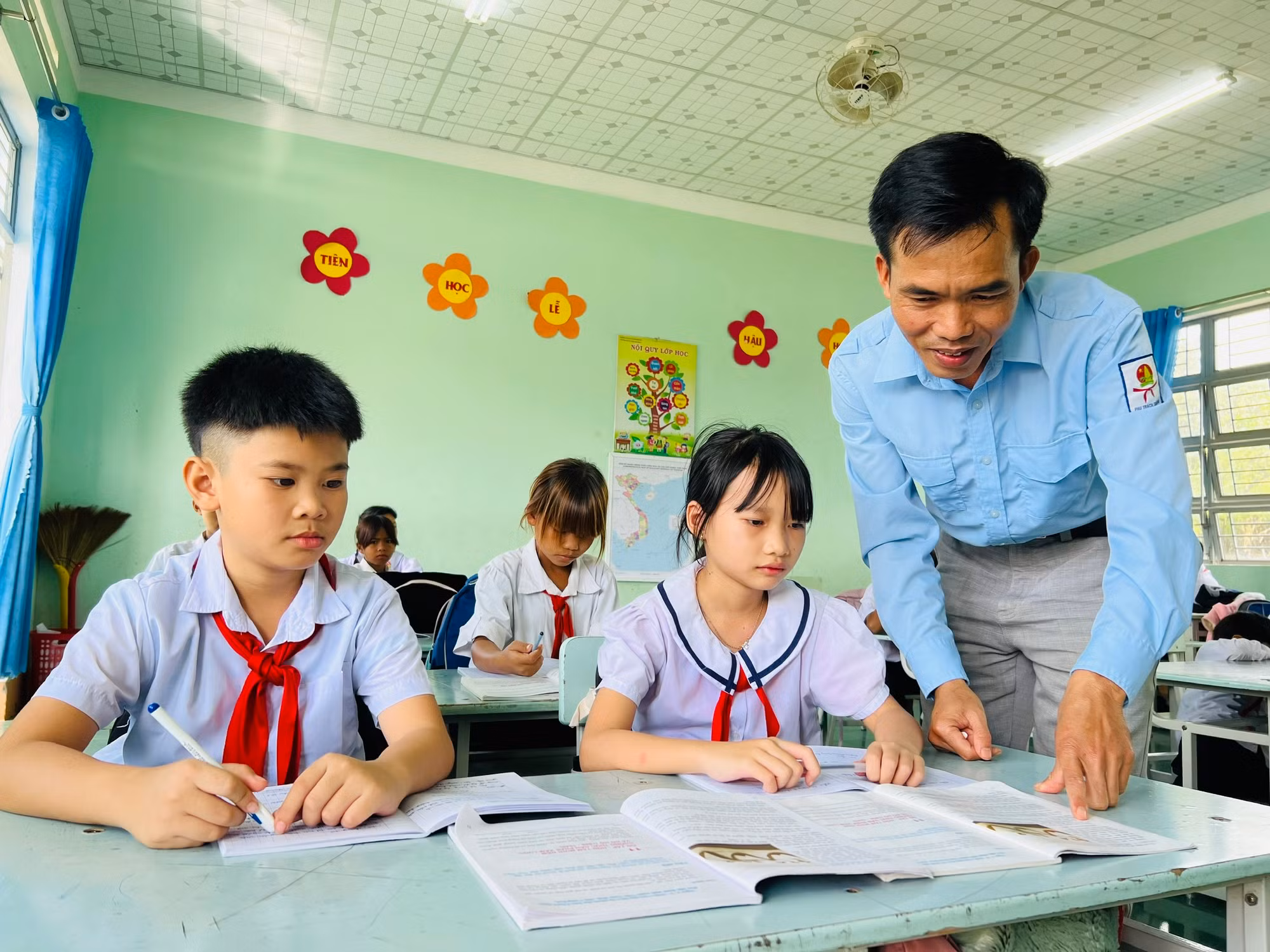 Học sinh Trường Tiểu học và THCS Kim Đồng luôn dành tình cảm yêu thương cho thầy Hương. Ảnh: Phan Lài