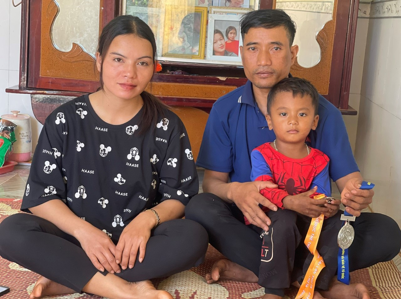 Vợ chồng anh Nok-chị A Nop cùng cậu con trai út. Ảnh: Anh Huy