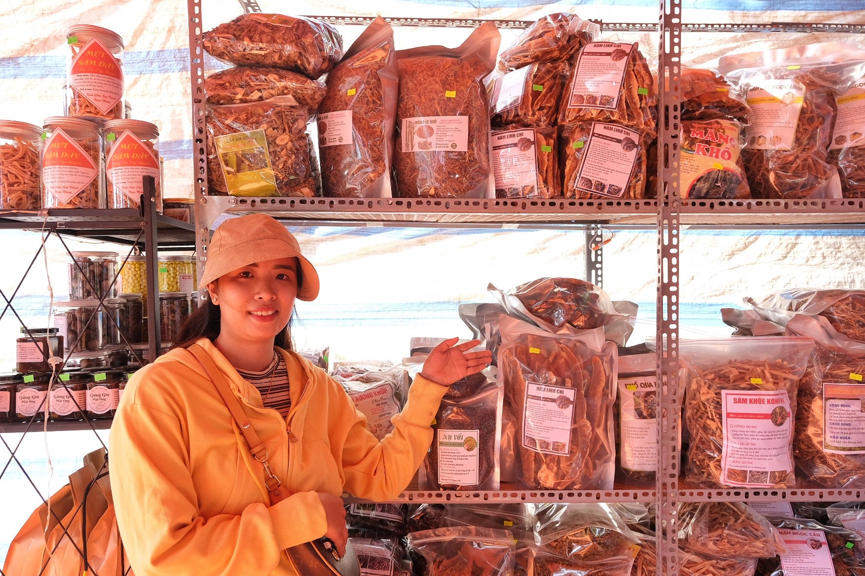 Các loại dược liệu khai thác dưới tán rừng Kbang luôn có sức hút với du khách khi đến Gia Lai. Ảnh: Hoàng Ngọc