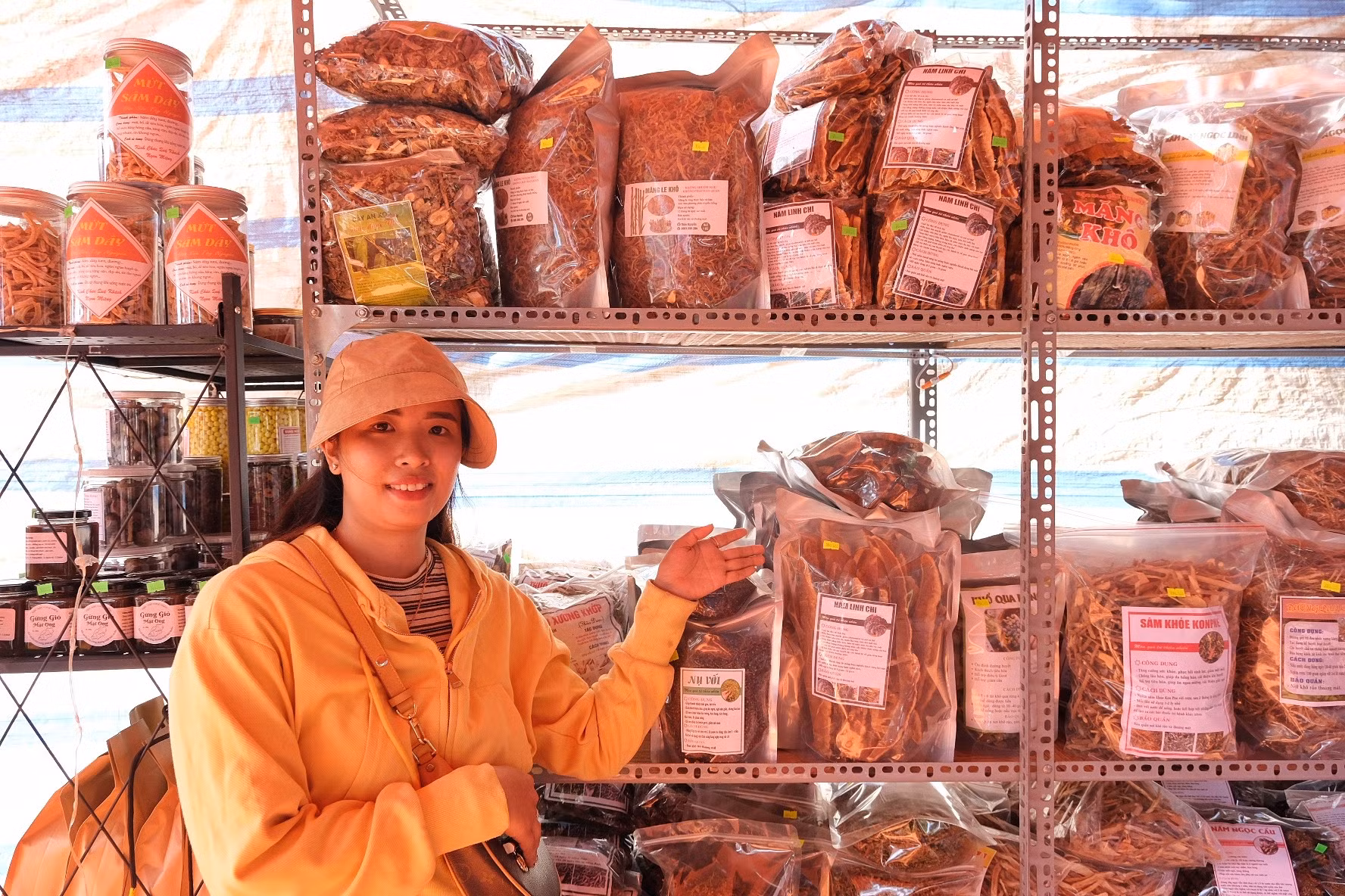 Các loại dược liệu khai thác dưới tán rừng Kbang luôn có sức hút với du khách khi đến Gia Lai. Ảnh: Hoàng Ngọc