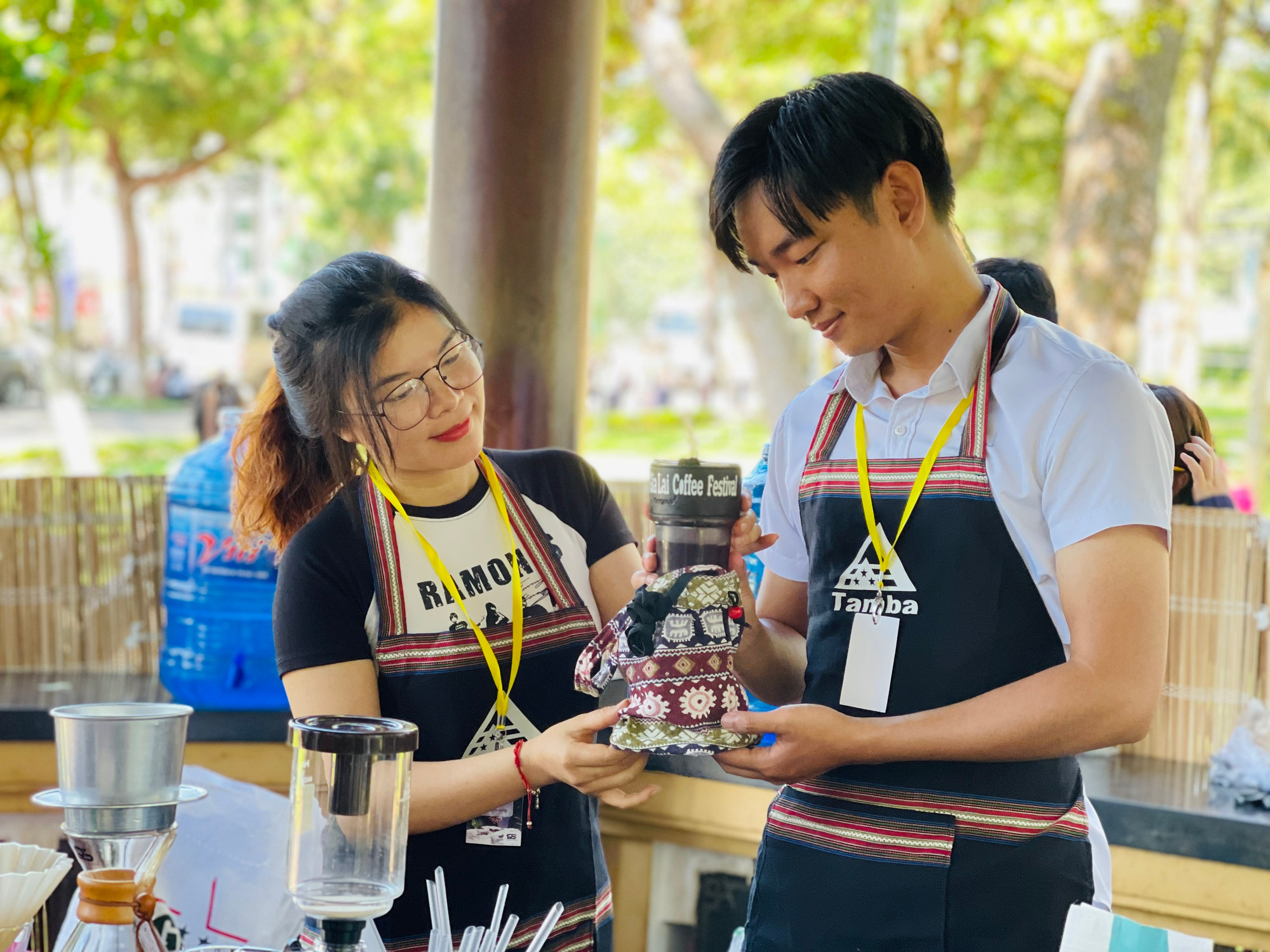 Không gian trải nghiệm cà phê hòa trong sắc màu thổ cẩm. Ảnh: Trần Dung