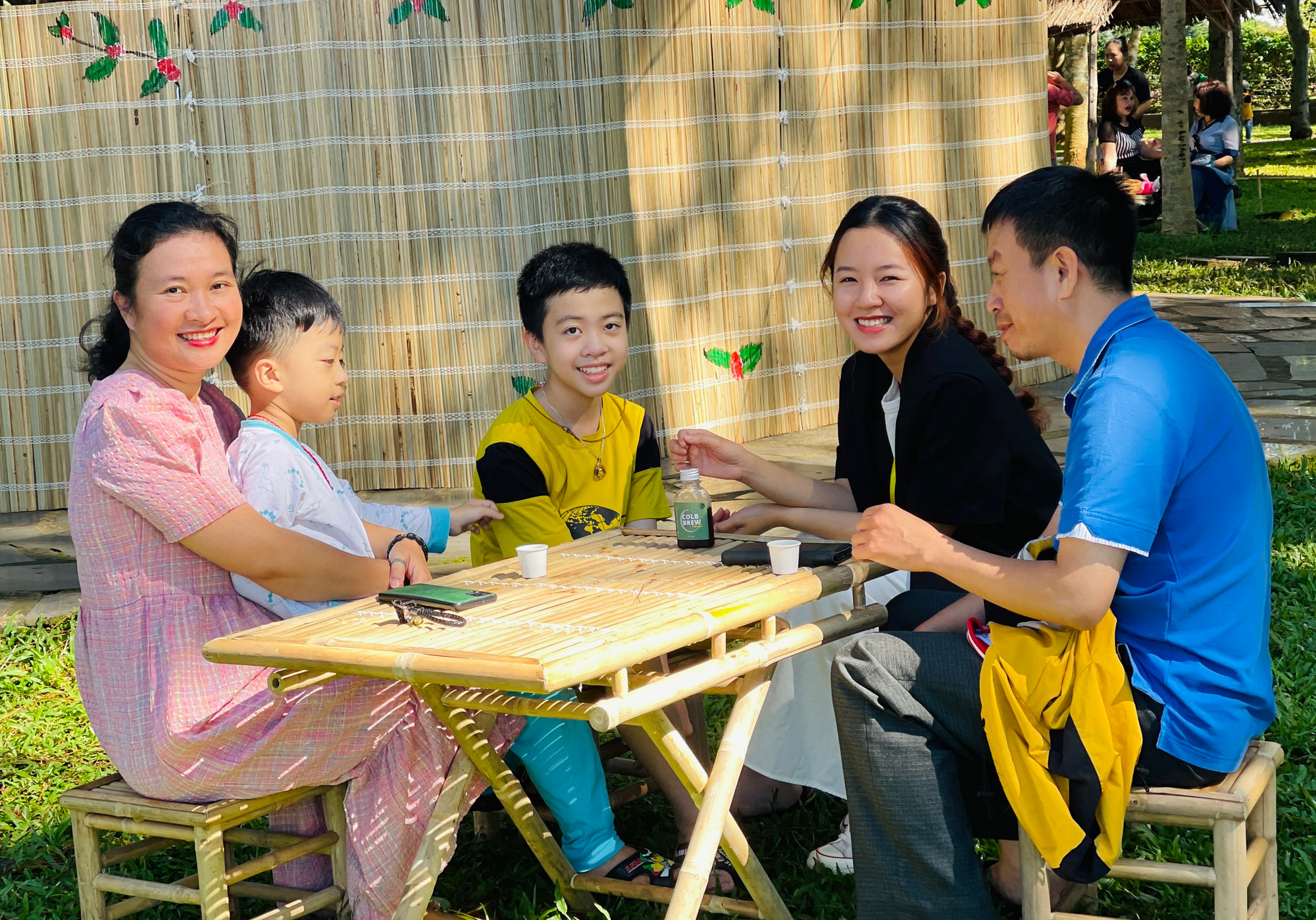 Không gian cà phê “From farm to cup” đưa mọi người tới gần nhau hơn. Ảnh: Trần Dung