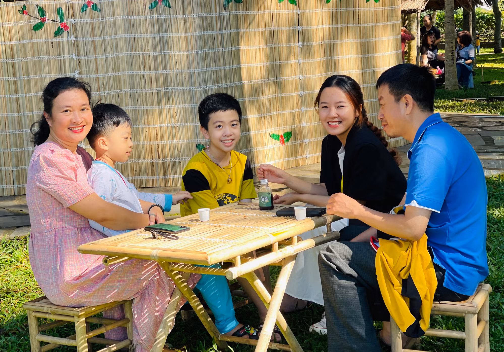 Không gian cà phê “From farm to cup” đưa mọi người tới gần nhau hơn. Ảnh: Trần Dung