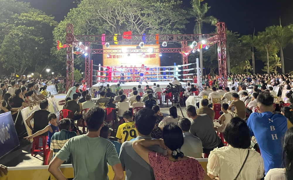 Đáp ứng nhu cầu hưởng thụ văn hóa, thể thao ngày càng cao của người dân và du khách, tỉnh Gia Lai chủ động chuyển hướng tổ chức nhiều giải thể thao ngoài trời, thay vì chỉ tập trung trong nhà thi đấu như trước đây. Trong ảnh: Giải vô địch kickboxing trẻ quốc gia năm 2024, diễn ra tại phường Quy Nhơn. Ảnh: Huỳnh Vỹ 6-1-8767.jpg
