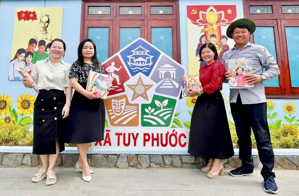Thư viện tỉnh Gia Lai tặng sách, báo thiếu nhi cho “Tủ sách hy vọng” của thư viện xã Tuy Phước. Ảnh: ĐVCC 10-2430.jpg