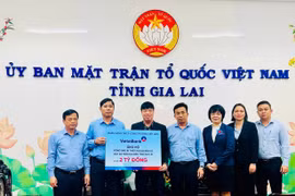 Đại diện VietinBank Chi nhánh KCN Phú Tài trao tặng 2 tỷ đồng hỗ trợ tỉnh Gia Lai khắc phục hậu quả thiên tai. 