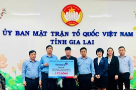 Đại diện VietinBank Chi nhánh KCN Phú Tài trao tặng 2 tỷ đồng hỗ trợ tỉnh Gia Lai khắc phục hậu quả thiên tai. 