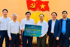 Lãnh đạo Ngân hàng TMCP Đầu tư và Phát triển Việt Nam đã trao 10 tỷ đồng hỗ trợ tỉnh Gia Lai ổn định đời sống người dân vùng thiên tai. 