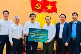 Lãnh đạo Ngân hàng TMCP Đầu tư và Phát triển Việt Nam đã trao 10 tỷ đồng hỗ trợ tỉnh Gia Lai ổn định đời sống người dân vùng thiên tai. 