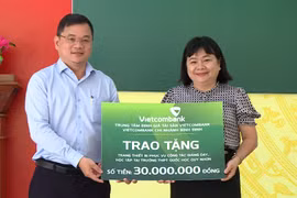 Vietcombank Chi nhánh Bình Định trao tặng trang thiết bị phục vụ giảng dạy, học tập