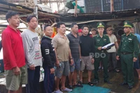Đưa các ngư dân Quảng Nam gặp nạn trên biển vào cảng cá Đề Gi