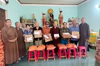 Tặng quà cho bà con khó khăn xã đảo Nhơn Châu