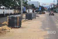 Tập kết vật liệu dưới lòng đường, tiềm ẩn nguy cơ tai nạn giao thông