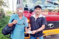 Tài xế xe khách trả lại gần 18 triệu đồng cho người đánh rơi