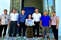 Trao kinh phí xây dựng nhà Đại đoàn kết cho hộ cận nghèo