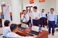 Phó Chủ tịch UBND tỉnh Lâm Hải Giang giám sát công tác vận hành thử tại Trung tâm Phục vụ hành chính công tỉnh