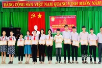 Tuyên dương, trao học bổng khuyến học, khuyến tài cho học sinh vượt khó học giỏi