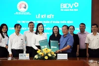 Ký kết chương trình quản lý khám chữa bệnh và thanh toán viện phí không dùng tiền mặt