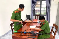 Công an xã Hoài Phú vận động người dân giao nộp nhiều vũ khí