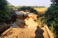 Máy cày kéo lúa làm sập cầu bản tại xã Phước Thắng