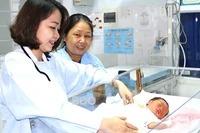 Khuyến khích sinh con: Cần chính sách đủ mạnh