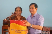 Phó Chủ tịch Thường trực UBND tỉnh Nguyễn Tuấn Thanh thăm, tặng quà các gia đình có công tiêu biểu trên địa bàn huyện Phù Cát