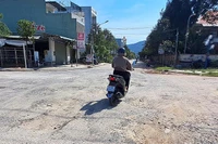 Xe “cày nát” đường nhưng chậm khắc phục