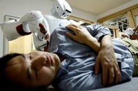 Nhật Bản ra mắt robot ứng dụng AI chăm sóc người cao tuổi