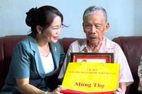 Trưởng Ban Tuyên giáo và Dân vận Tỉnh ủy Nguyễn Thị Phong Vũ thăm người cao tuổi ở huyện Vĩnh Thạnh