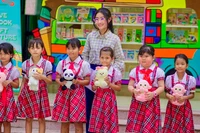 Tặng kệ sách di động cho học sinh Vân Canh