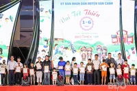 Tặng quà 1.6 cho trẻ em có hoàn cảnh khó khăn ở Vân Canh