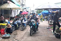 Mua bán quanh chợ gây nhếch nhác, mất an toàn giao thông
