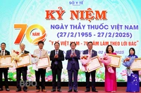 Tô thắm thêm truyền thống, nhân lên niềm tin của nhân dân với "chiến sĩ áo trắng"