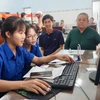 Đoàn viên, thanh niên phường An Nhơn Bắc hỗ trợ người dân tại Trung tâm Phục vụ Hành chính công phường.