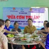 Đoàn Thanh niên xã Canh Vinh phối hợp cùng các đơn vị tổ chức "Bữa cơm tri ân" tại nhà bà Võ Thị Dây (thân nhân liệt sĩ Bùi Lộc).