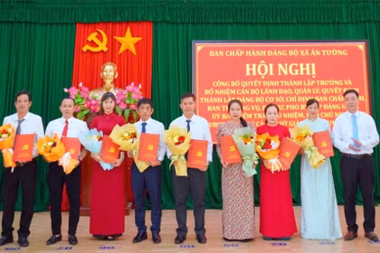 Hạt nhân chính trị trong những ngôi trường mới