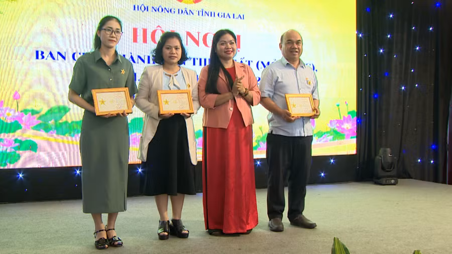 trao-ky-niem-chuong.jpg