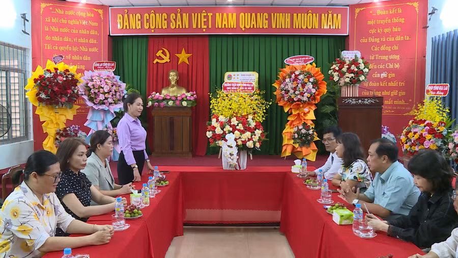 Phó Chủ tịch HĐND tỉnh Huỳnh Thúy Vân gửi lời chúc mừng tốt đẹp nhất đến đội ngũ những người làm báo trên địa bàn tỉnh. Ảnh: Minh Hoàng